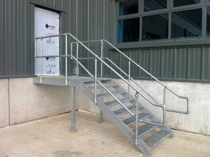 Лестница металлическая уличная