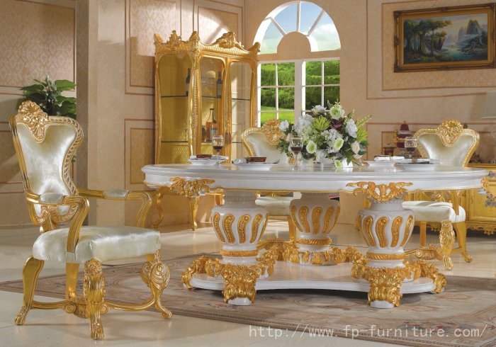 Позолоченная мебель