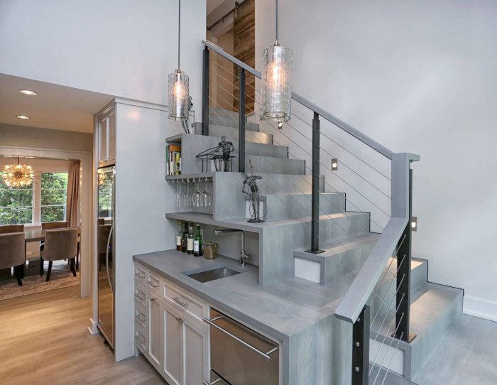 Кухня возле лестницы