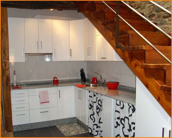 Угловая кухня под лестницей