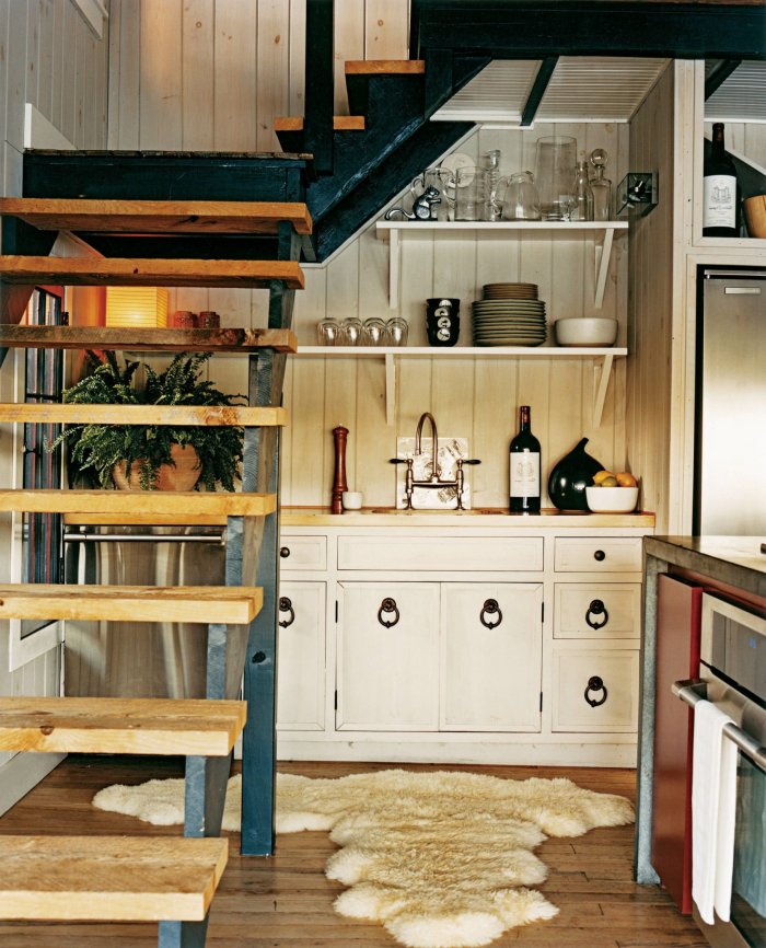 Кухонный гарнитур под лестницей