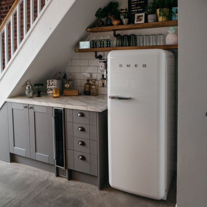 Маленькая кухня под лестницей