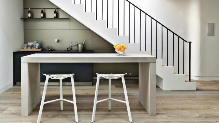 Интерьер кухни с лестницей