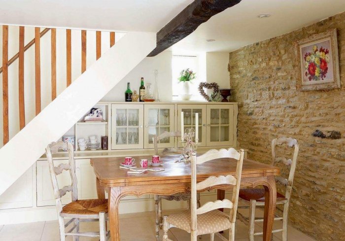 Обеденный стол под лестницей