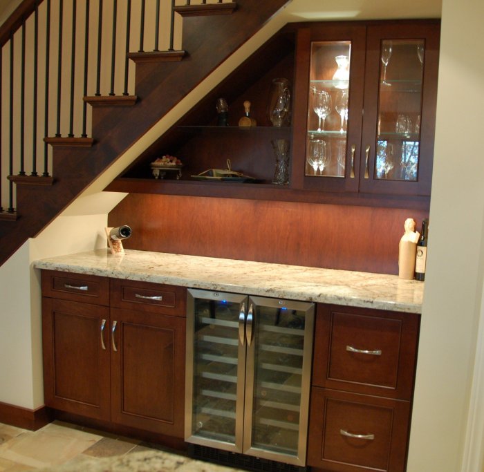 Встроенная кухня под лестницей