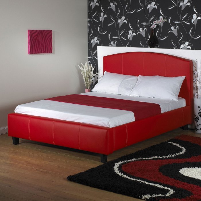 Красная кровать в спальне