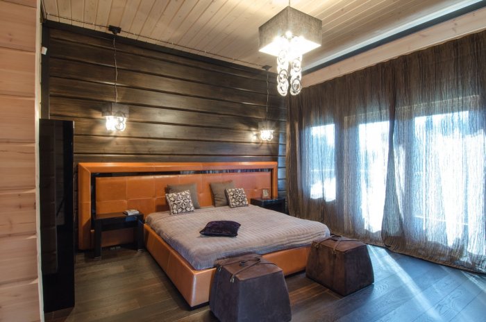 Интерьер спальни с отделкой имитации бруса