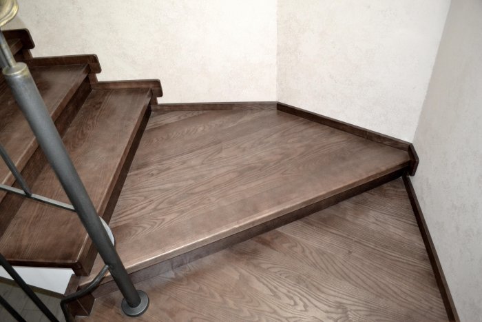 Виниловый ламинат для лестницы