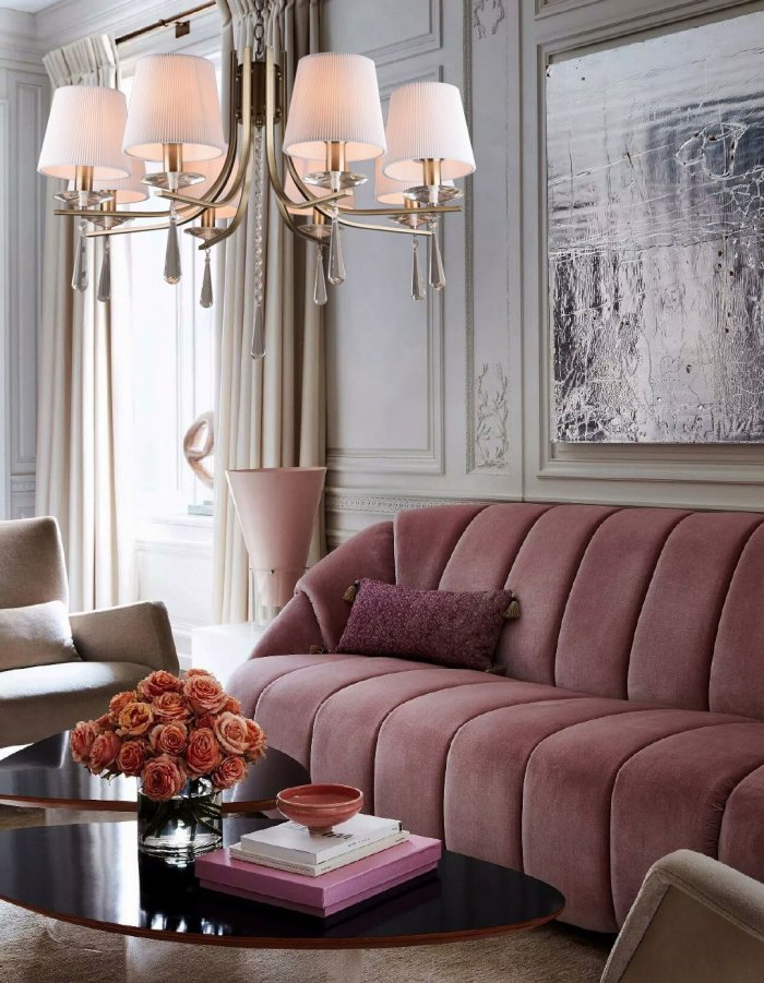 Гостиная с розовым диваном