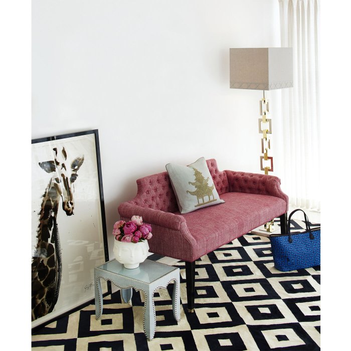 Брусничный диван в интерьере