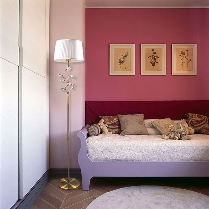 Комната в брусничном цвете