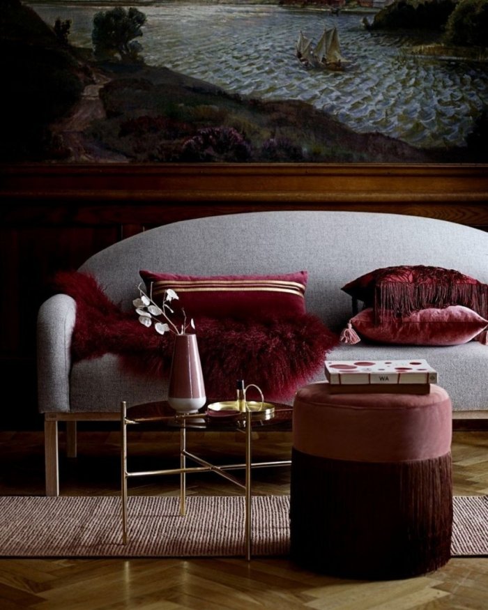 Мягкая мебель бордового цвета в интерьере