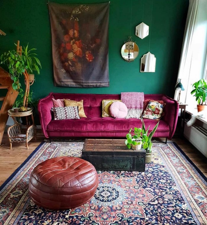 Диван бутылочного цвета в интерьере