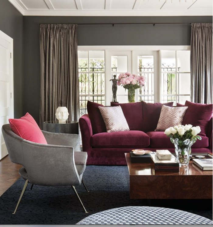Гостиная серая с бордовым
