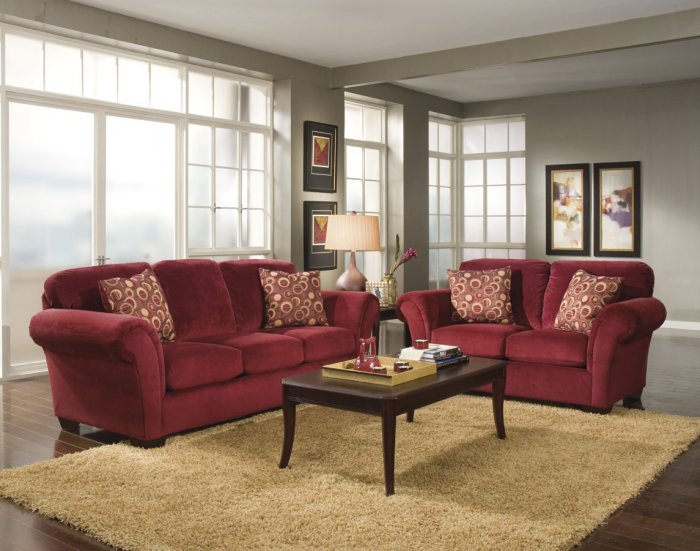 Красный диван в интерьере гостиной