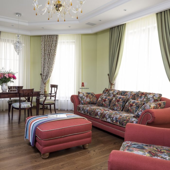 Сочетание брусничный диван в интерьере