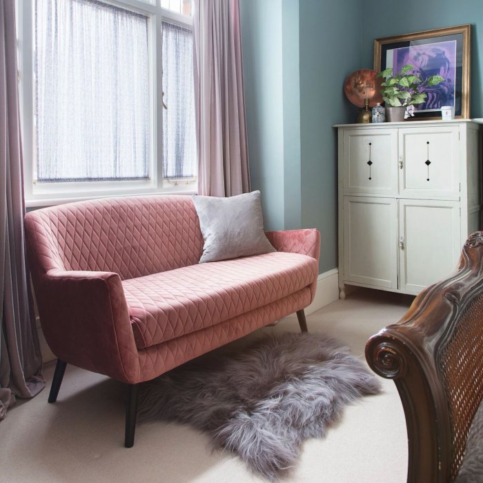 Пепельно розовый диван