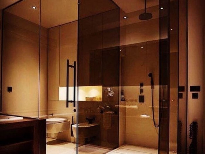 Перегородка в ванную из стекла коричневая