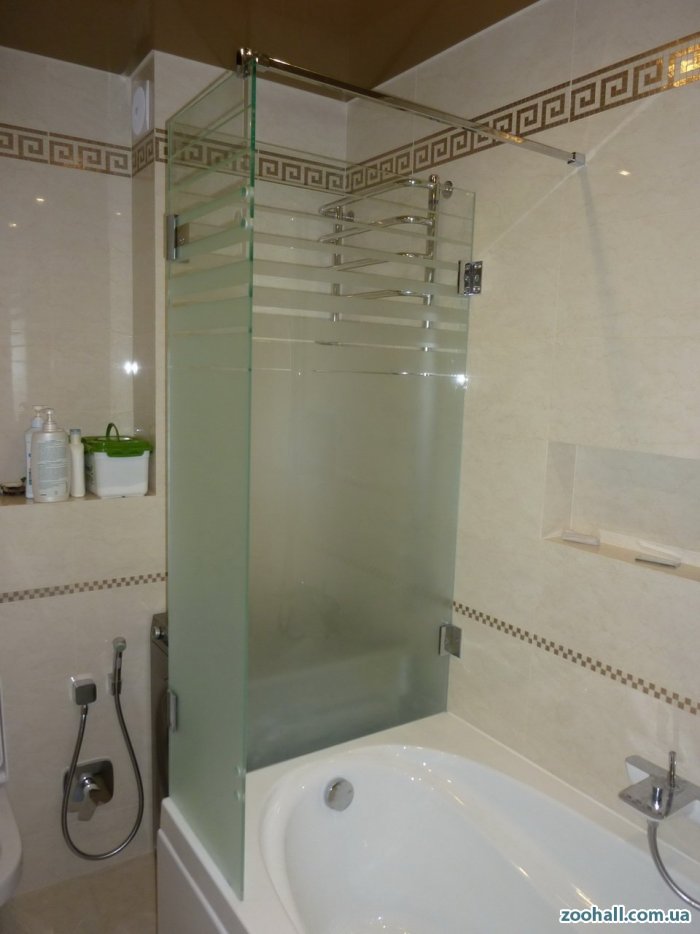 Стеклянное ограждение между ванной и раковиной