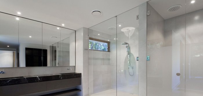 Перегородка стеклянная под потолок душевая