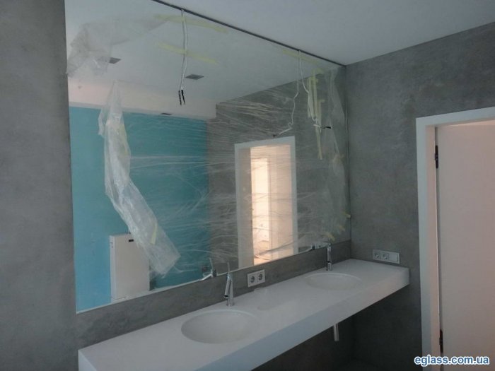 Стекло между ванной и комнатой