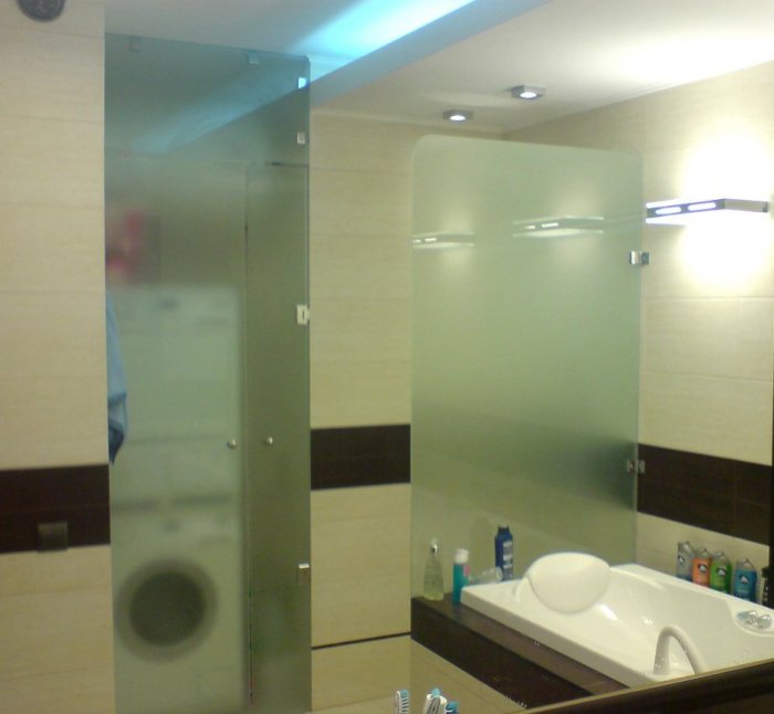 Стекло между ванной и комнатой