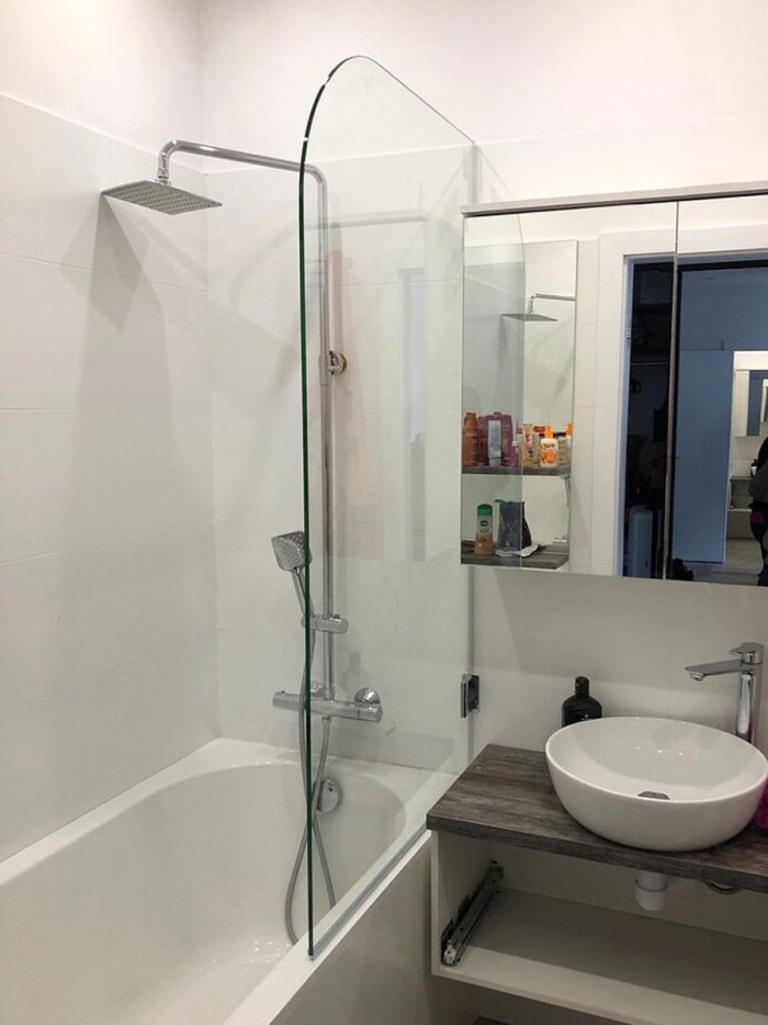 Узкая стеклянная перегородка для ванной