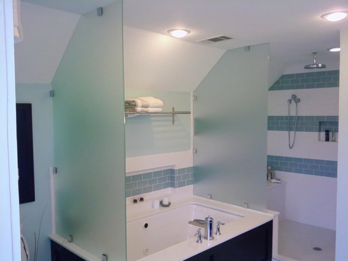 Стенка между ванной и раковиной