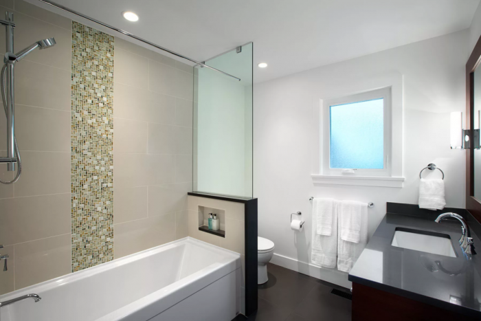 Перегородка между ванной и раковиной