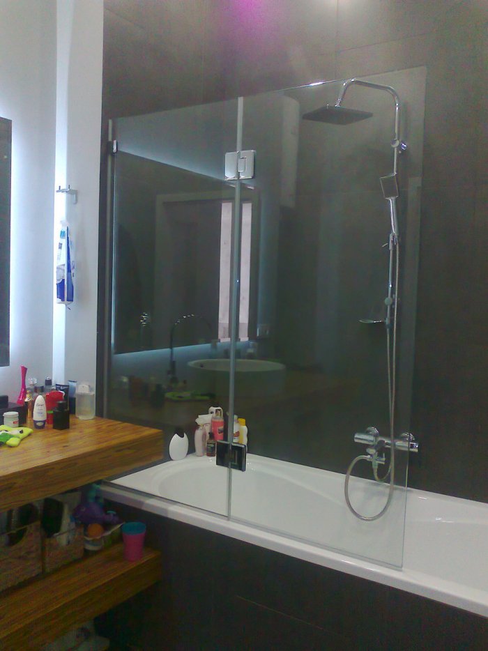 Стеклянная перегородка для ванной