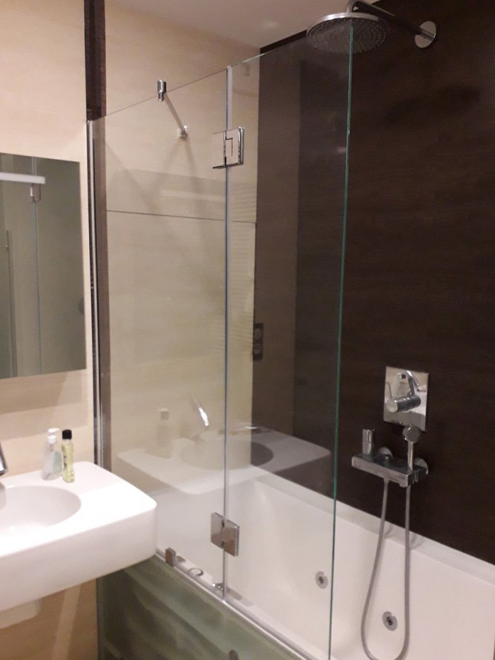 Ванная со стеклянной шторкой