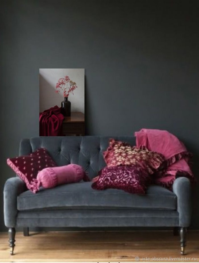 Бархатный диван в современном интерьере