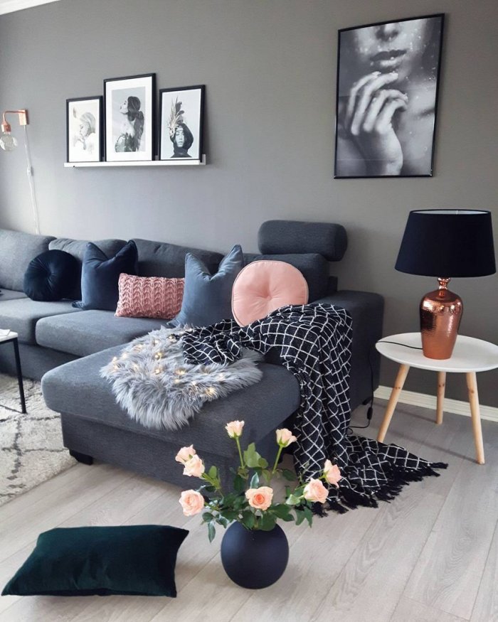 Тёмно серый диван в интерьере