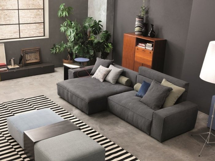 Темно серый диван