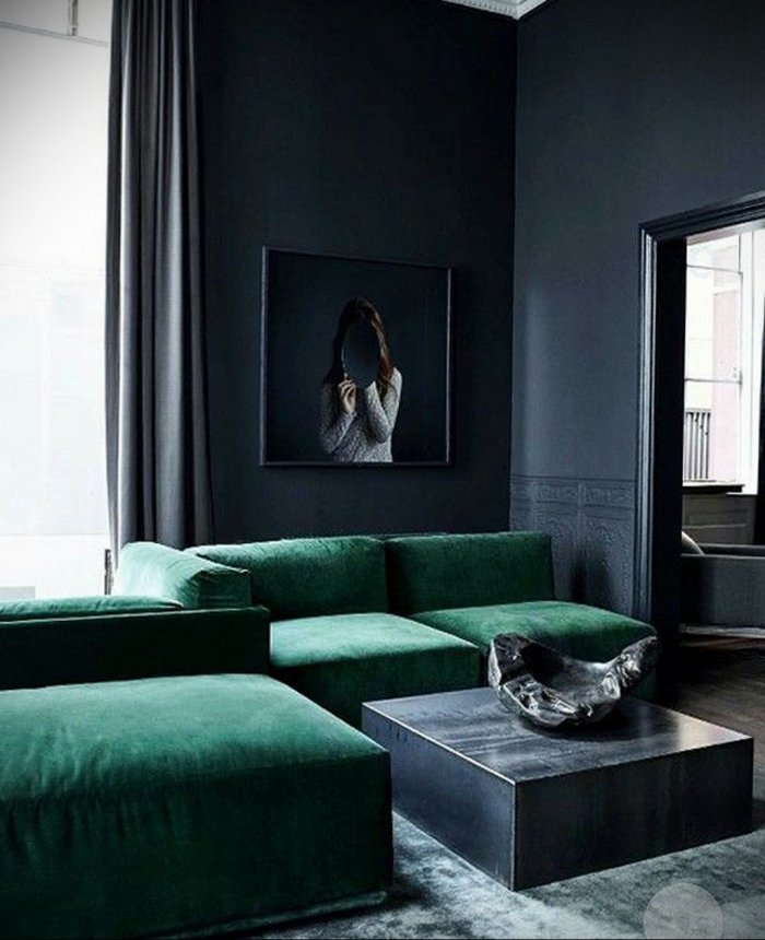 Диван изумрудного цвета в интерье