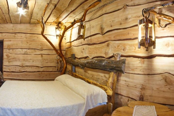 Отделка бани необрезной доской