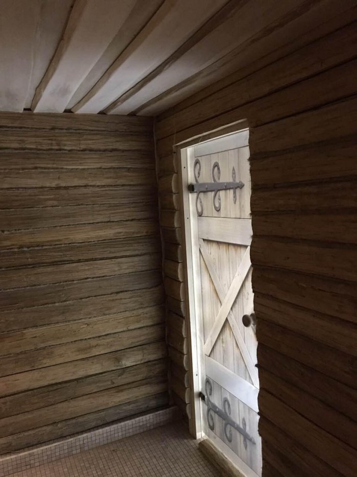 Отделка сауны необрезной доской