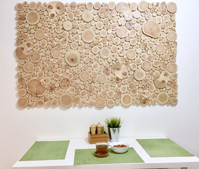 Декор стены спилами дерева