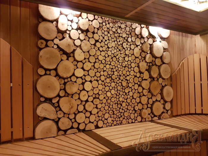 Стена из круглых спилов дерева