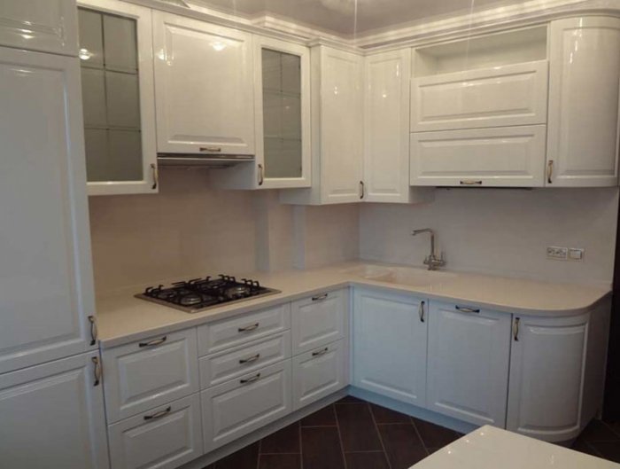 Белая угловая кухня с фрезеровкой