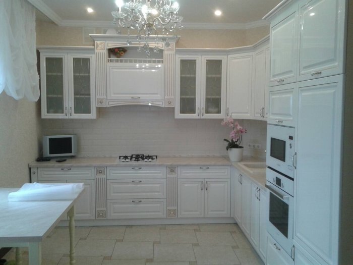 Угловая кухня классика белая эмаль