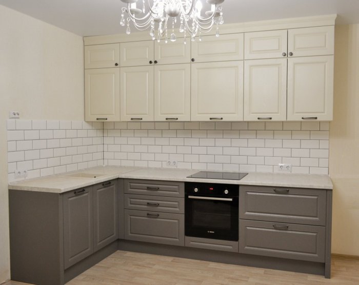 Кухня бежевая матовая с фрезеровкой