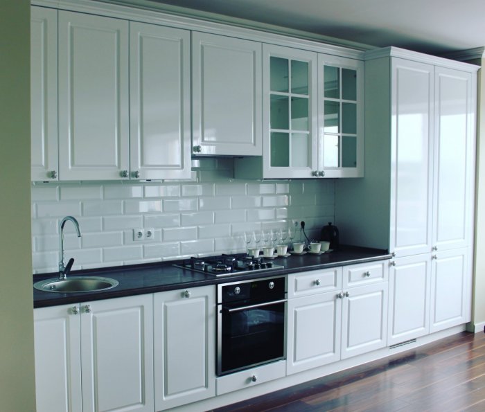 Белый кухонный гарнитур с фрезеровкой