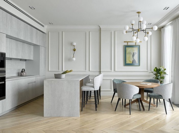 Кухня с молдингами на стенах