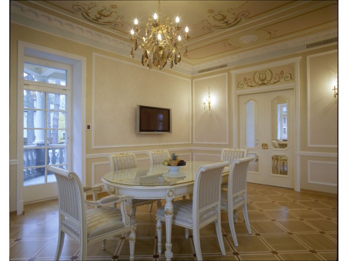 Лепнина на стенах в столовой