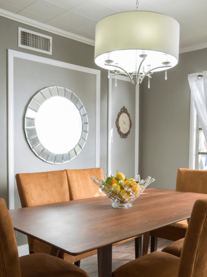 Отделка стен молдингом в гостиной