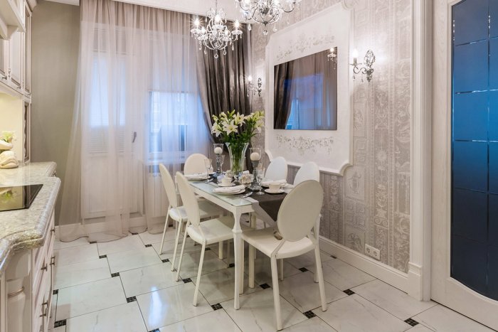 Молдинги на кухне возле стола