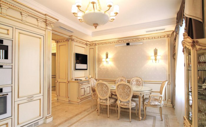 Крашенная стена с молдингами