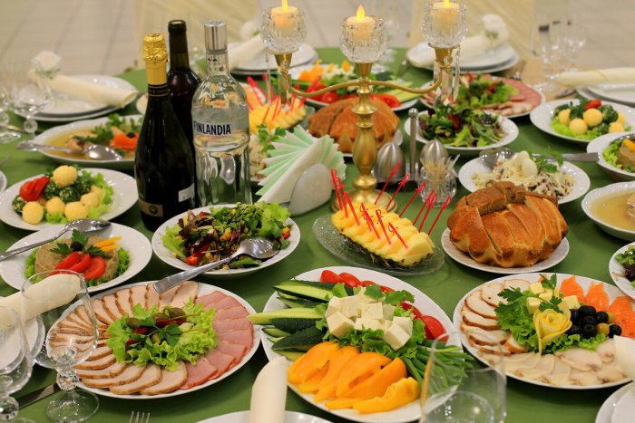 Стол накрытый для гостей