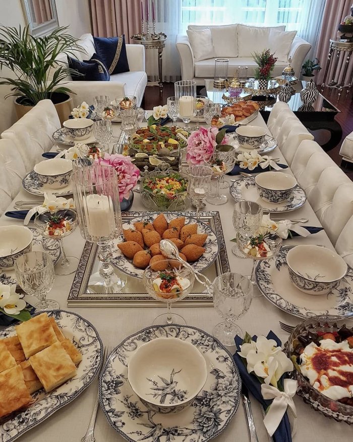 Красиво накрытый стол
